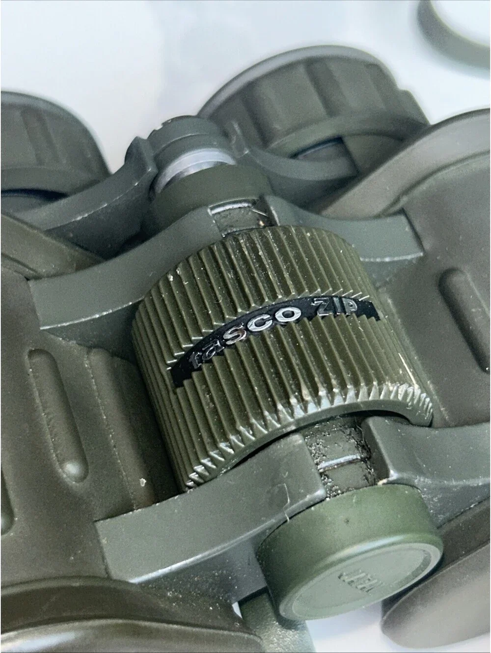 Tasco military-style binoculars 323 RZ 8x40 Army Greeen W carrying case. GOOD!!
